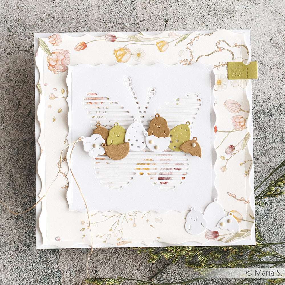 Handgefertigte Grußkarte mit Schmetterlingsausschnitt, verziert mit Eicheln und floralen Mustern auf strukturiertem Alexandra Renke Designpapier - perfekt für liebevolle Grüße.