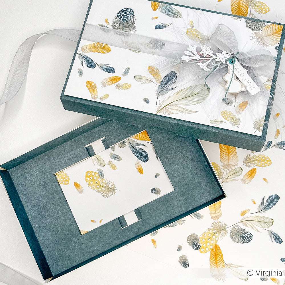 Elegante Geschenkbox von Alexandra Renke aus Designpapier mit Feder- und Blattmotiven, Schleife und passender Karte in einer offenen Box - ideal für Fans von Papierprojekten oder Buchbinderei.