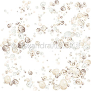 Verstreute braun-weiß gesprenkelte Eier von Alexandra Renke auf weißem Hintergrund. Perfekt, um Papierprojekte zu inspirieren oder Ihrer nächsten Designpapier-Kollektion Charme zu verleihen.