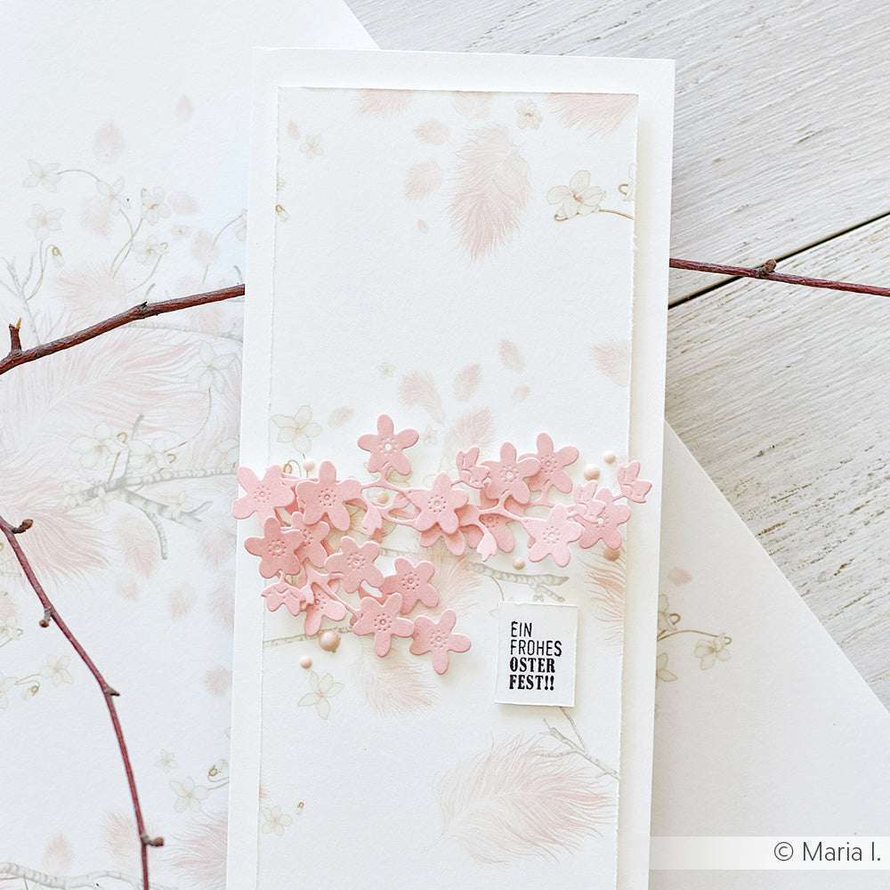 Handgemachte Karte von Alexandra Renke mit rosafarbenen Papierblumen auf hochwertigem Designpapier mit "Ein Frohes Osterfest!" - perfekt für Papierprojekte oder Liebhaber der Buchbinderei, alles vor einem charmanten floralen Hintergrund.