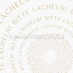 Der spiralförmige Schriftzug BITTE LÄCHELN! auf weißem Grund - dieses Designpapier von Alexandra Renke ist perfekt für Grußkarten und kreative Papierprojekte.