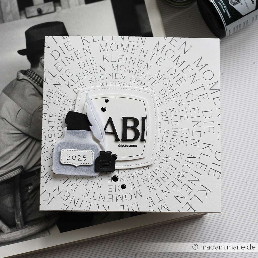 Alexandra Renke Abschlusskarte für 2025, gefertigt aus hochwertigem Designpapier mit schwarzer Abschlusskappe und Schulranzen - ideal für Ihre Papierprojekte.