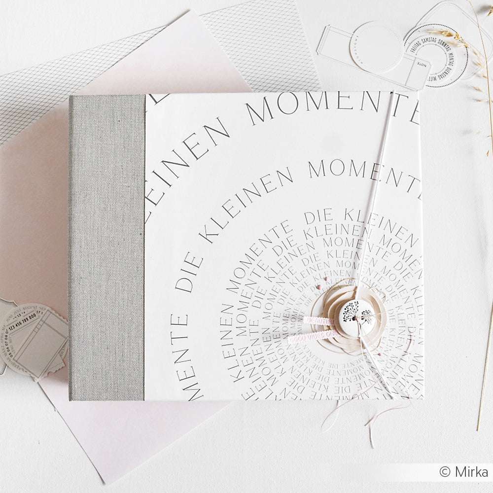 Ein Fotoalbum von Alexandra Renke mit "Die kleinen Momente" in Kreisen, gebunden mit Schnur und minimalistischem Dekor - ideal für Papierprojekte oder Buchbinderei-Fans, die einzigartige Designpapier-Details lieben.