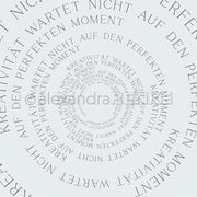 Deutscher Text spiralförmig nach innen, lesend: Kreativität wartet nicht auf den perfekten Moment-perfekt für Buchbinderei und Papierprojekte. Marke: Alexandra Renke.