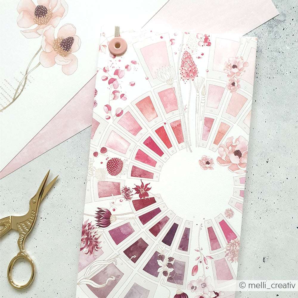 Ein rosafarbener Farbkartenkreis mit floralen Motiven von Alexandra Renke, daneben eine goldene Schere und eine Blumenkarte - die ideale Inspiration für kreative Papierprojekte oder zur Abstimmung mit Ihrem Lieblingsdesignpapier Beerentöne.