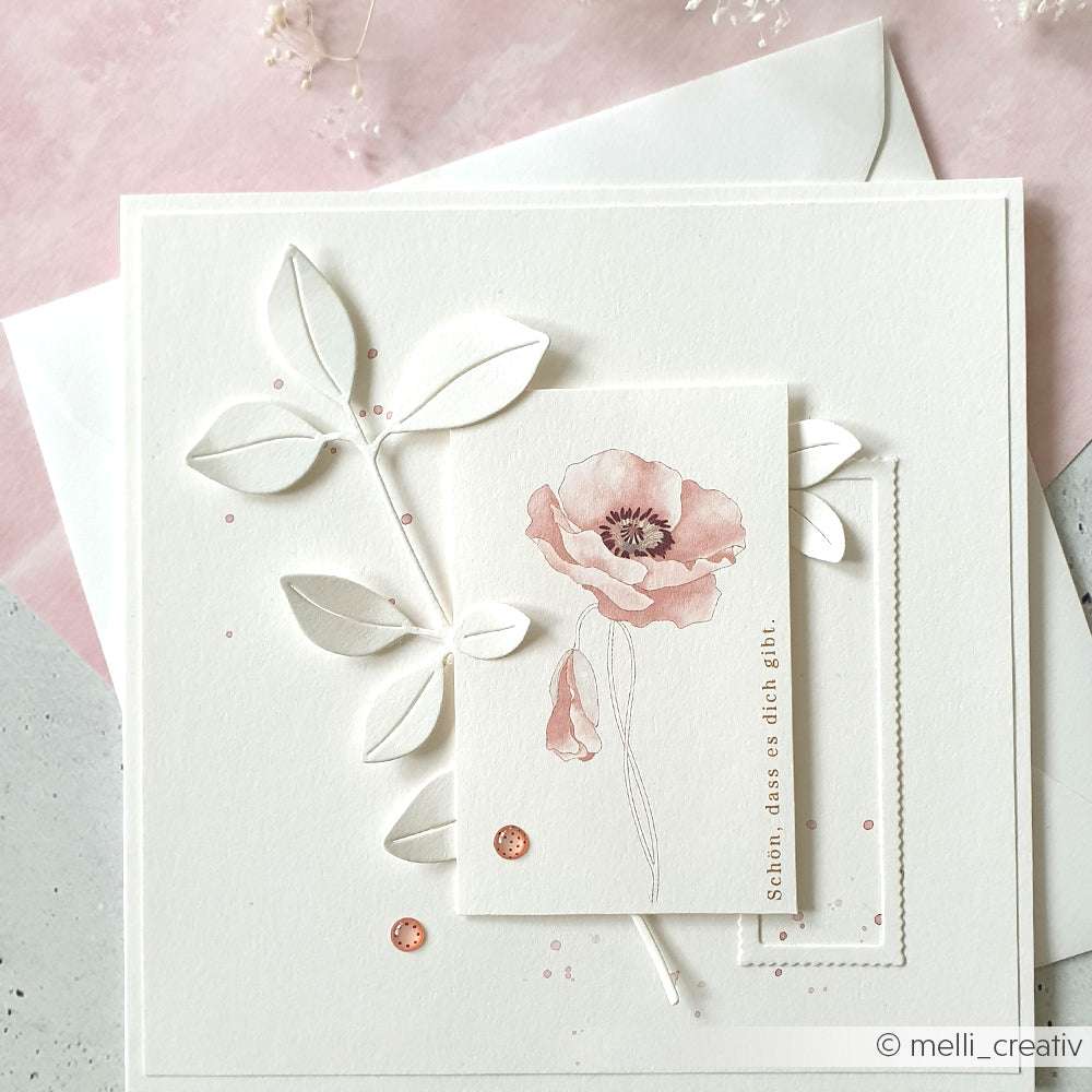 Handgefertigte Karte von Alexandra Renke mit einer zarten rosa Blumenillustration, weißen Blattakzenten und deutschem Text auf der Vorderseite. Gestaltet mit Designpapier, inspiriert von Kreative Blütenpracht für einen charmanten Touch.