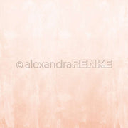 Weicher, strukturierter pastellfarbener Pfirsich-Hintergrund mit dezenten Pinselstrichen und einem leichten Verlaufseffekt von Alexandra Renke - perfekt als Designpapier für kreative Buchbinderei oder Papierprojekte.