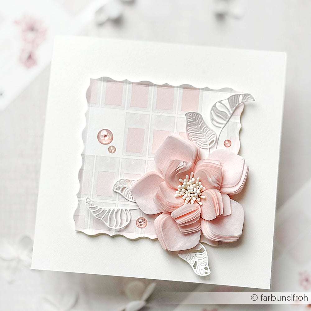 Quadratische Karte von Alexandra Renke mit einer rosafarbenen 3D Farbkarten Anemone, Blattakzenten, Pailletten und einem weichen geometrischen Designpapier Hintergrund - ideal für einzigartige Papierprojekte.