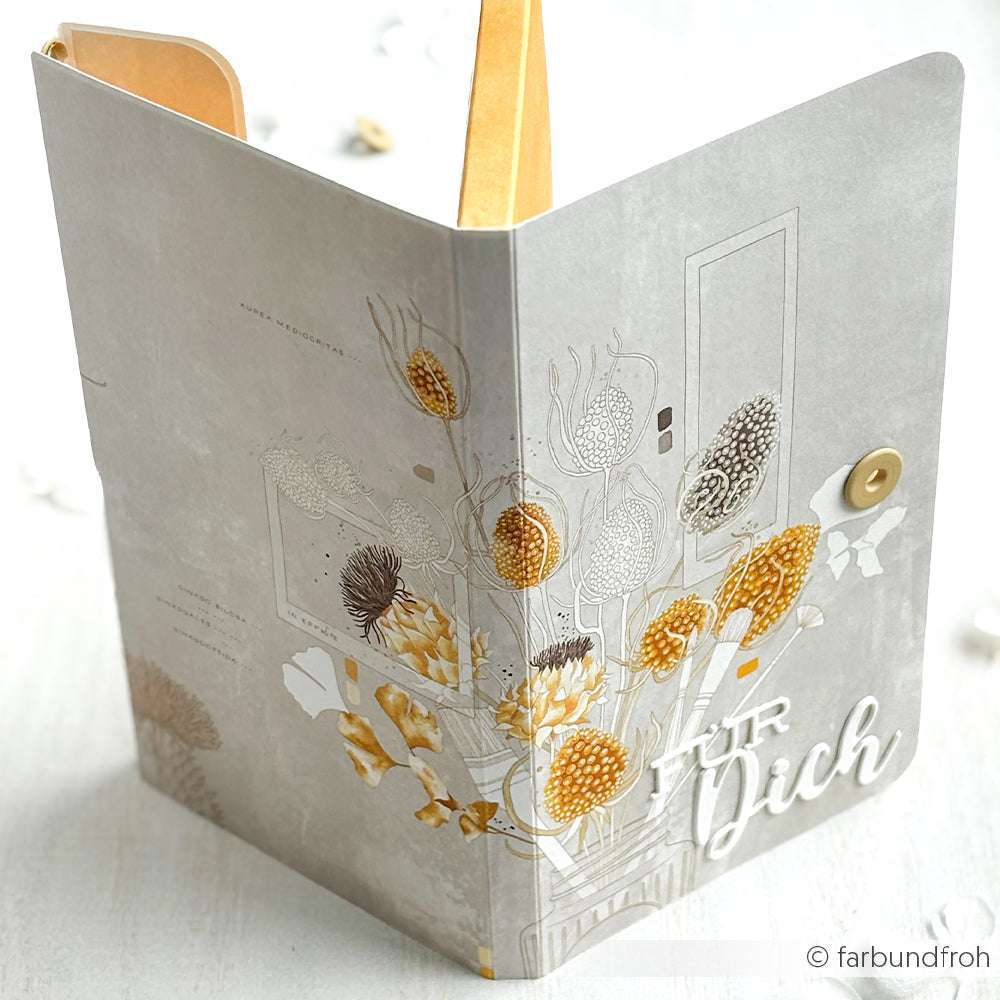 Graue Blumenkarte mit Alexandra Renke Designpapier, gelben Akzenten, goldenem Knopfverschluss und Für Dich auf dem Umschlag - die perfekte Wahl für Papierprojekte, die von der kreativen Blütenpracht Distelstrauß inspiriert sind.