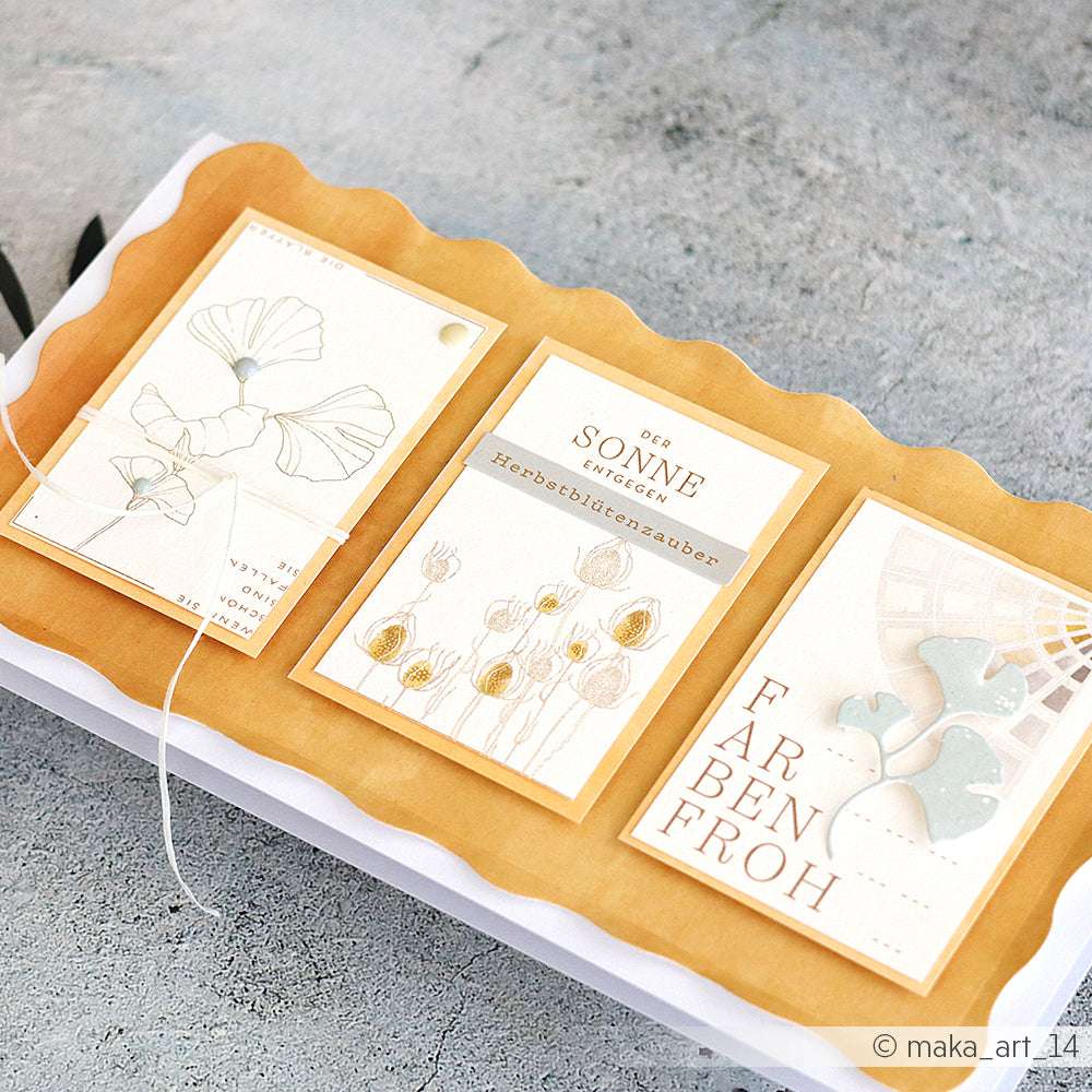 Handgefertigte Karte mit drei Tafeln zum Thema Natur - Blumen, Blätter und deutscher Text - auf einem gewellten Hintergrund. Hergestellt mit Alexandra Renke Designpapier aus der Kollektion Kärtchenbogen Gelb & Ocker.