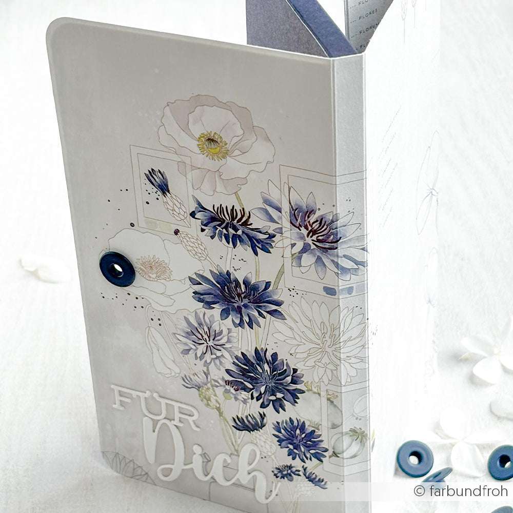 Eine Karte von Alexandra Renke mit blauen und weißen Blumen wie ein Kornblumenstrauß, dem Schriftzug FÜR DICH, blauen Knopfakzenten und elegantem Designpapier - perfekt für Papierprojekte auf hellem Hintergrund.