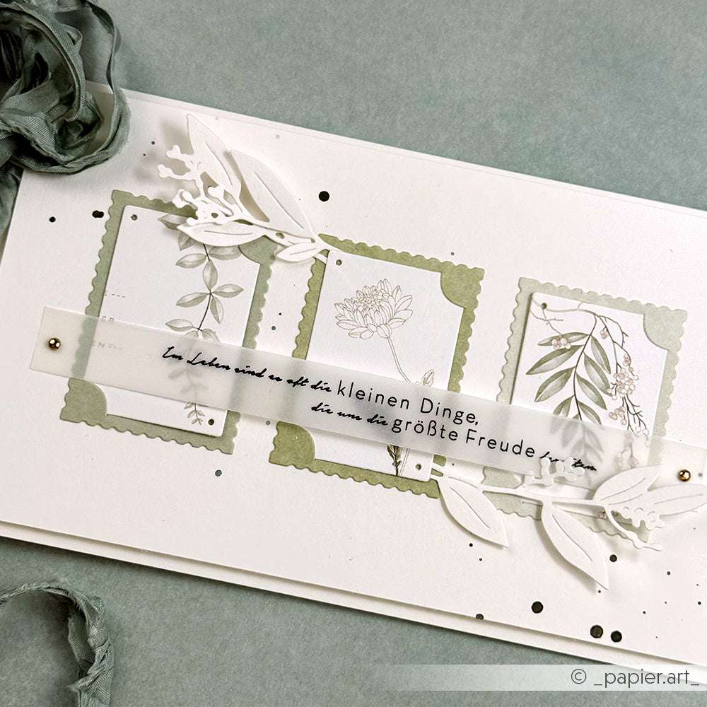 Handgefertigte Karte mit drei floralen Illustrationen, Blattausschnitten und deutschem Text auf Pergament, hergestellt mit Alexandra Renke Designpapier aus dem Kärtchenbogen Petrol & Grün für einzigartige Papierprojekte.