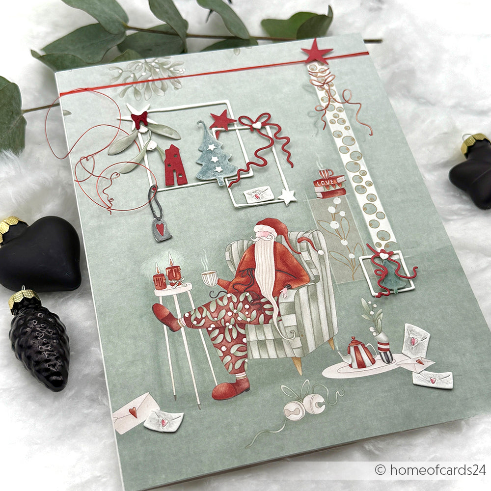 Grußkarte von Alexandra Renke mit einem gemütlichen Weihnachtsmann auf einem Stuhl mit Geschenken, Briefen und festlicher Dekoration - ideal für Papierprojekte oder zur Kombination mit Ihrem Lieblingsdesignpapier Weihnachten und Weihnachtsfiguren.