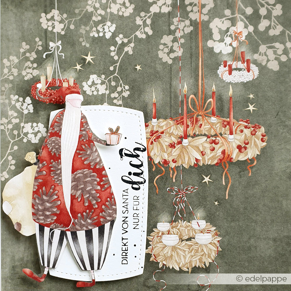 Der Weihnachtsmann in Rot mit Geschenk steht zwischen Kerzen und Kränzen auf grünem Blumenhintergrund - ideal für Alexandra Renke Designpapier Weihnachten oder festliche Papierprojekte mit charmanten Weihnachtsfiguren.