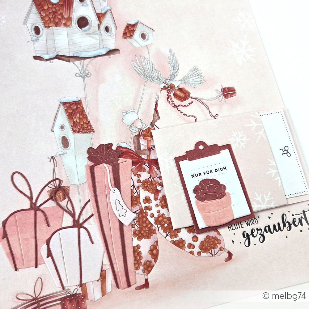 Bezaubernde Weihnachtsszene mit Geschenken, Vogelhäuschen und einer rosafarbenen Klemmbrettkarte auf verschneitem Hintergrund, mit Alexandra Renke Designpapier Weihnachten und Weihnachts Figurinen Vogelfreude für festliche Papierprojekte.