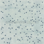 Kleine, dunkle Schmetterlinge verstreut über einen hellen, strukturierten Hintergrund - perfekt für Designpapier oder Papierprojekte in kreativer Buchbinderei von Alexandra Renke.