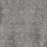 Ein grauer Hintergrund mit verstreuten kleinen rosa und weißen Schleifen, perfekt als charmantes Designpapier von Alexandra Renke für Ihre nächsten kreativen Papierprojekte.