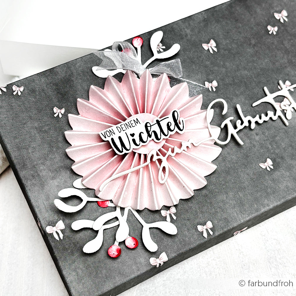 Eine handgefertigte Geburtstagskarte von Alexandra Renke, die mit rosa und weißem Designpapier gestaltet wurde und einen deutschen Text enthält: Von deinem Wichtel zum Geburtstag.