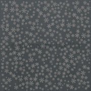 Weiße Schneeflocken auf dunkelgrauem Hintergrund, die an das Designpapier Schneeflockenzauber Mitternachtsblau von Alexandra Renke erinnern - ideal für die Buchbinderei oder winterliche Papierprojekte.