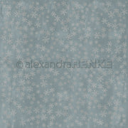 Hellblauer Hintergrund mit verstreuten weißen Schneeflocken in verschiedenen Größen und einem dezent strukturierten Look - ideal für Papierarbeiten oder als Designpapier Schneeflockenzauber Sturmpetrol von Alexandra Renke in Buchbinderei-Projekten.