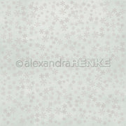 Hellblauer Hintergrund mit verstreuten kleinen silbernen Schneeflocken, perfekt für Papierarbeiten oder Grußkarten. Mit einem Alexandra Renke Wasserzeichen in der Mitte. Ideal für Designpapier Schneeflockenzauber Jaspisgrün hell Themen.