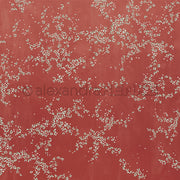 Das Alexandra Renke Designpapier Mistelwirbel Bordeauxrot zeigt einen roten Hintergrund mit verstreuten weißen blattähnlichen Mustern - ideal zum Buchbinden oder für Papierbastelprojekte.