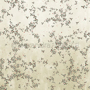 Kleine Vögel mit roten Brüsten schwirren über einen strukturierten beigen Hintergrund. Das Designpapier Ilexwirbel Blassgrün von Alexandra Renke ist perfekt für Papierprojekte oder Grußkarten.