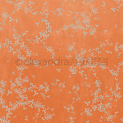 Leuchtend oranger Hintergrund mit verstreuten kleinen weißen blattähnlichen Mustern, perfekt für Buchbinderei oder Papierprojekte. Dieses einzigartige Alexandra Renke Designpapier verleiht jedem Projekt eine kreative Note.