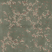 Grüner Hintergrund verziert mit cremefarbenen Blattbüscheln und kleinen roten Beeren, ideal für Papierprojekte. Dieses Alexandra Renke Designpapier zeigt durchgehend das verspielte Beerenwirbel-Avocado-Muster.