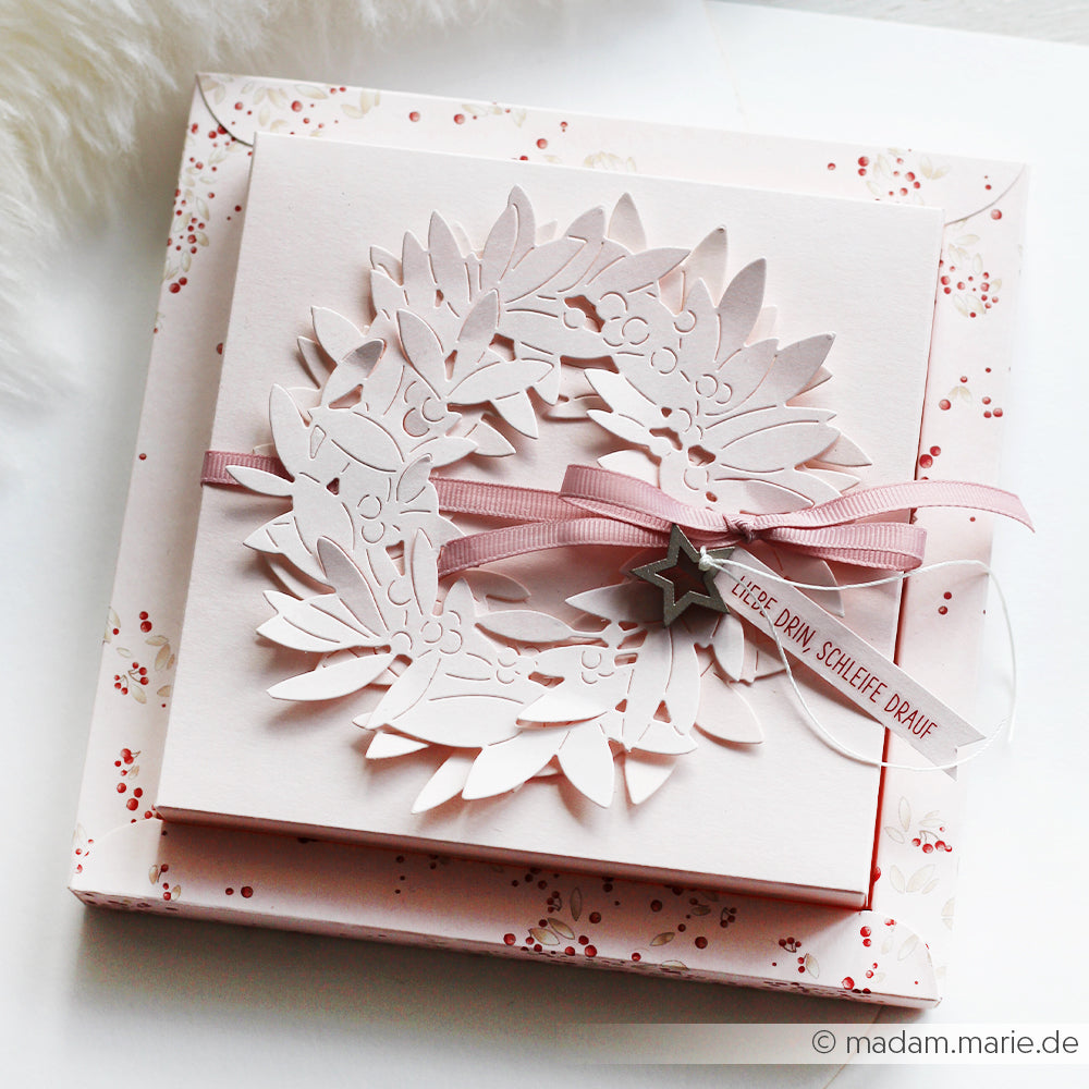 Quadratische zartrosa Geschenkschachtel von Alexandra Renke, hergestellt mit Buchbinderei und verziert mit einem Designpapier Beerenwirbel Blassrosa und einem Band, auf einem gesprenkelten Deckel - ideal für Papierprojekte.