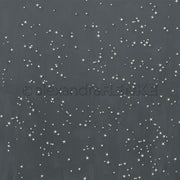 Weiße Sterne auf dunkelgrauem Sternenzauber Mitternachtsblau von Alexandra Renke erinnern an einen Nachthimmel - das perfekte Designpapier für zauberhafte Bastelprojekte.