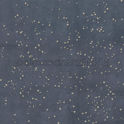 Dunkelblauer Hintergrund mit verstreuten kleinen goldenen Sternen, perfekt für Papierprojekte oder Buchbinderei. Das Alexandra Renke Designpapier Sternenzauber Rauchblau verzaubert mit seinem magischen Nachthimmel-Look.