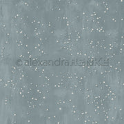 Hellgrau-blauer Hintergrund mit verstreuten kleinen weißen Sternen, inspiriert von Alexandra Renke's Designpapier Sternenzauber Sturmpetrol - ideal für Papierprojekte oder um der Buchbinderei einen magischen Touch zu verleihen.