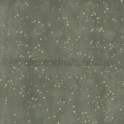 Grüner Hintergrund mit kleinen, leuchtenden gelben Sternen - wie ein nächtlicher Sternenhimmel. Ideal für Papierprojekte oder Buchbinderei mit dem zauberhaften Alexandra Renke Designpapier Sternenzauber Avocado.