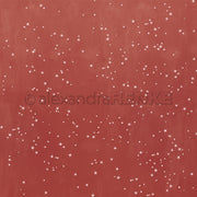 Roter Hintergrund mit verstreuten kleinen weißen Sternen in verschiedenen Größen, ähnlich dem Sternenzauber Bordeauxrot von Alexandra Renke - ideal für Papierprojekte oder um Ihren buchbinderischen Kreationen einen magischen Touch zu verleihen.