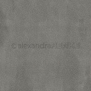 Grauer strukturierter Hintergrund mit kleinen, gleichmäßig verteilten weißen Punkten in einem Gittermuster, inspiriert von der Kollektion Punktetanz Diamantgrau von Alexandra Renke.