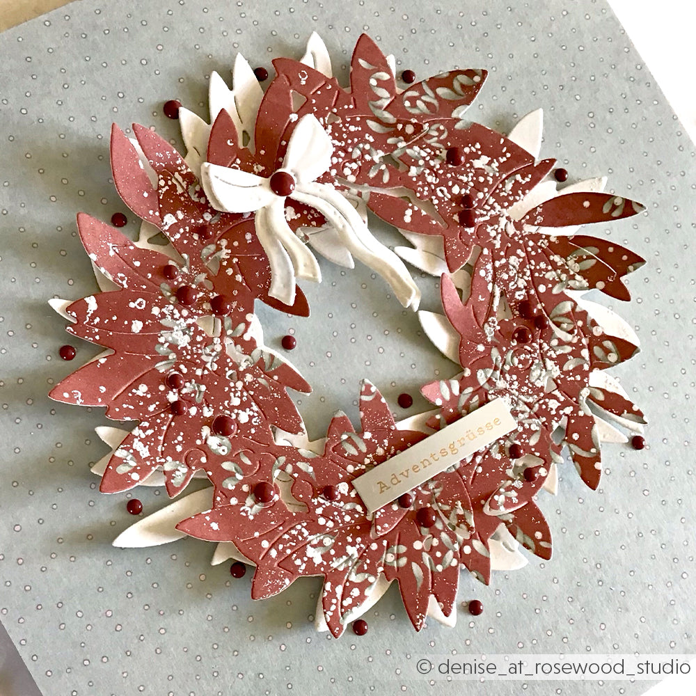 Handgefertigter rot-weißer Papierkranz mit Schleife und Adventsglaube-Etikett, hergestellt aus Alexandra Renke Designpapier Punktetanz Himmelblau - ideal für Grußkarten oder saisonale Papierprojekte.