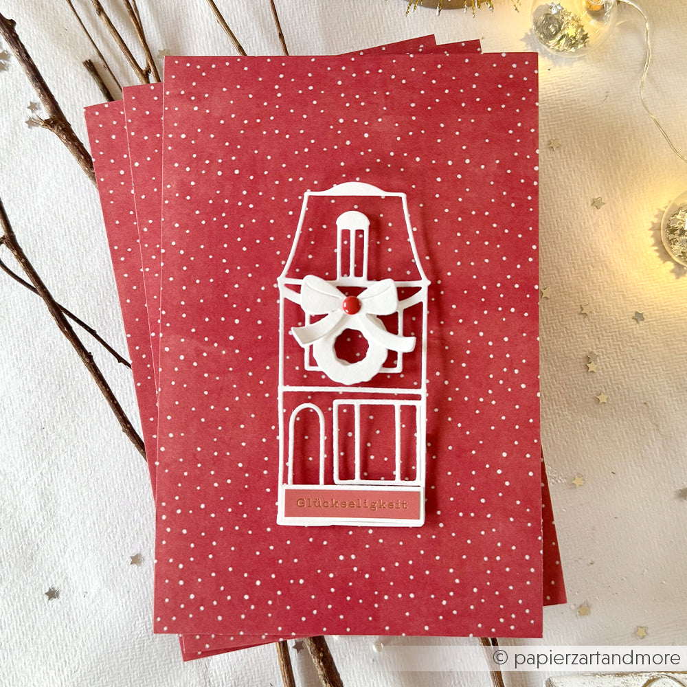 Rot gepunktete Karte von Alexandra Renke Designpapier mit weiß gestanztem Haus, Kranz und deutschem Spruch - perfekt für festliche Papierprojekte.