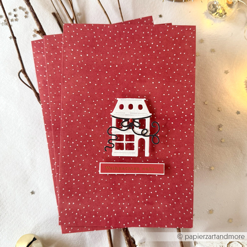 Rote Weihnachtskarte mit Alexandra Renke Punktetanz Karmesinrot Designpapier, mit weißen Punkten, einem Hausfensterausschnitt und einem Weihnachtspost-Etikett - ideal für festliche Papierprojekte.
