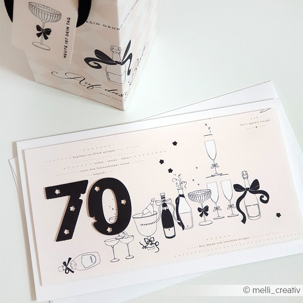 Die Grußkarte von Alexandra Renke mit der Zahl 70, Sektgläsern, Flaschen und Schleifen wird mit einer passenden Geschenktüte geliefert - ideal für Papierprojekte oder zum Basteln mit Ihrem Lieblingsdesignpapier.
