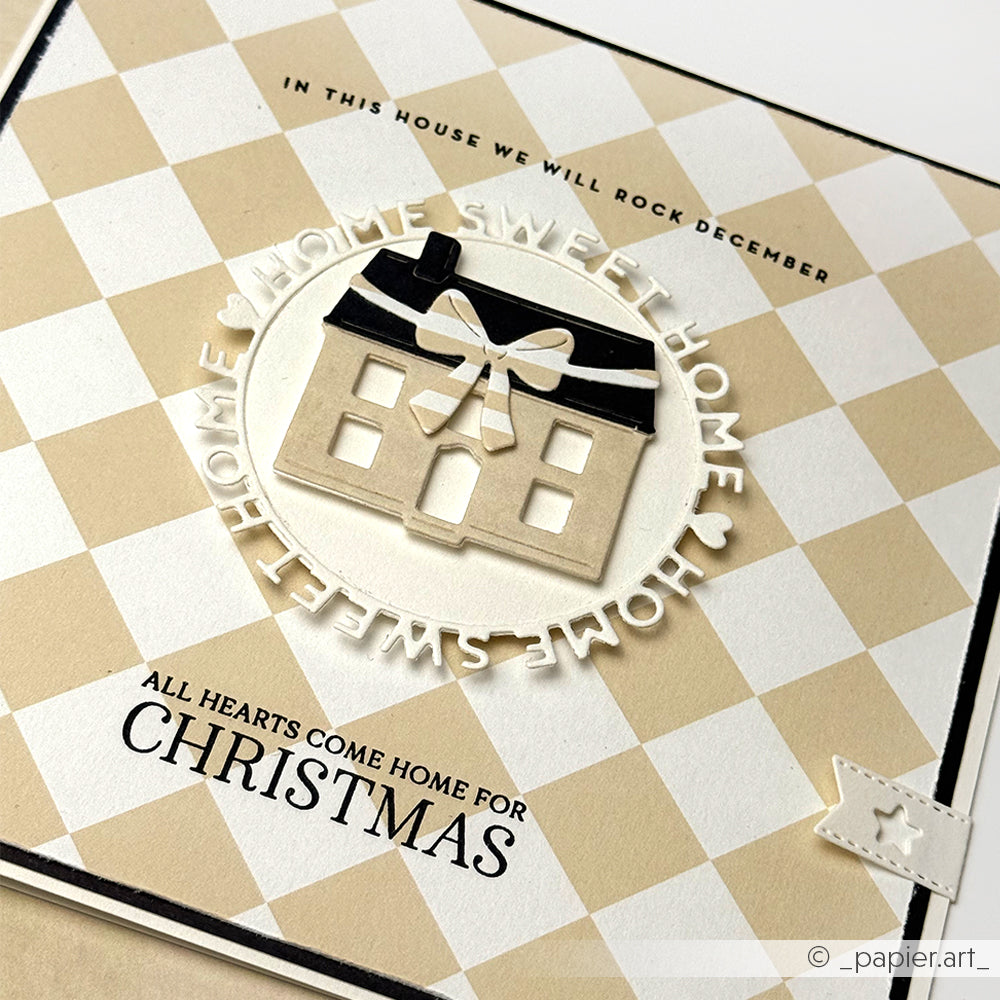 Eine handgefertigte Weihnachtskarte von Alexandra Renke mit einem Haus, dem Text "Home Sweet Home" und einem beige-karierten Hintergrund aus Designpapier Großes Karo - perfekt für Fans von Papierprojekten und Buchbinderei.