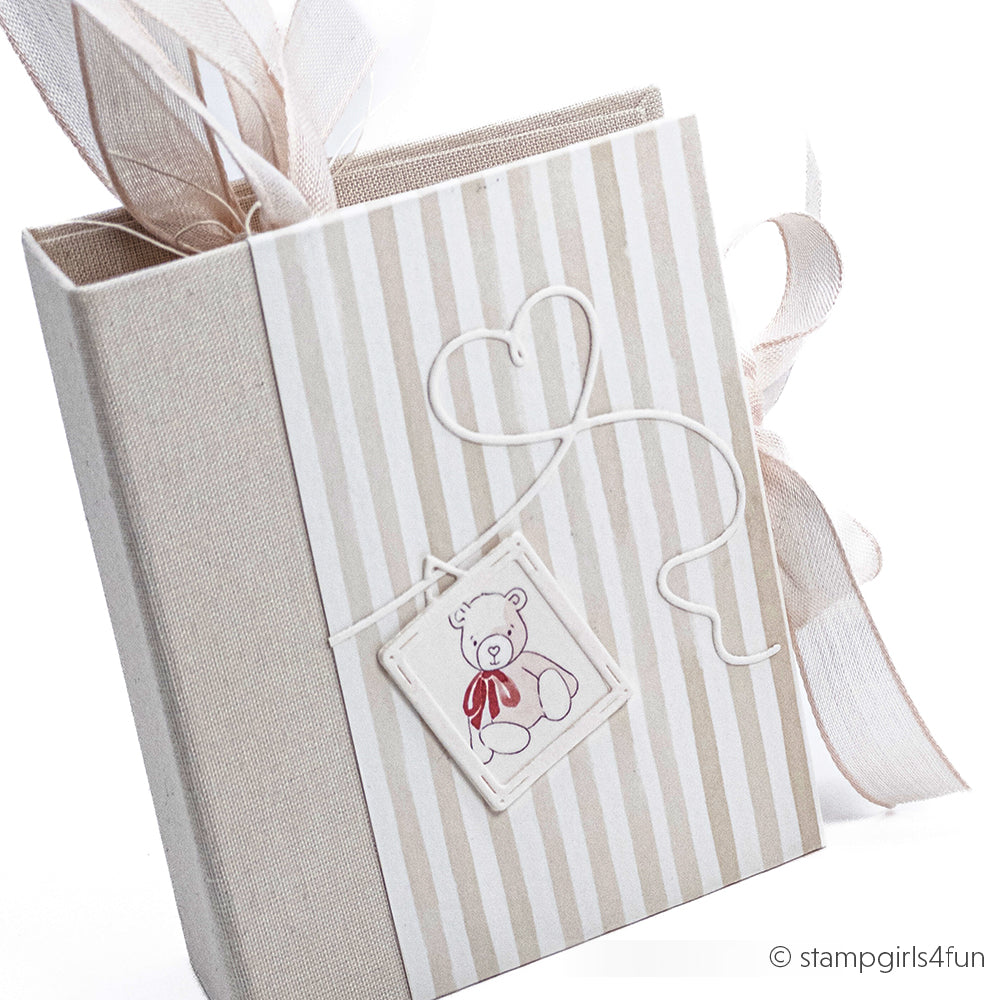 Beige-weiß gestreifte Geschenkbox von Alexandra Renke, hergestellt mit Designpapier, mit Teddybär-Anhänger und Schleifenband - ideal für charmante Papierprojekte.