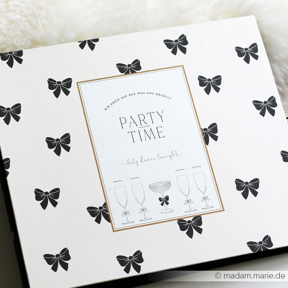 Eine weiße Alexandra-Renke-Schachtel mit schwarzem Schleifenmuster und "Party Time"-Schriftzug, die mit Glasillustrationen versehen ist - ideal für Papierprojekte oder um Ihren Buchbinderei-Kreationen ein stilvolles Flair zu verleihen.