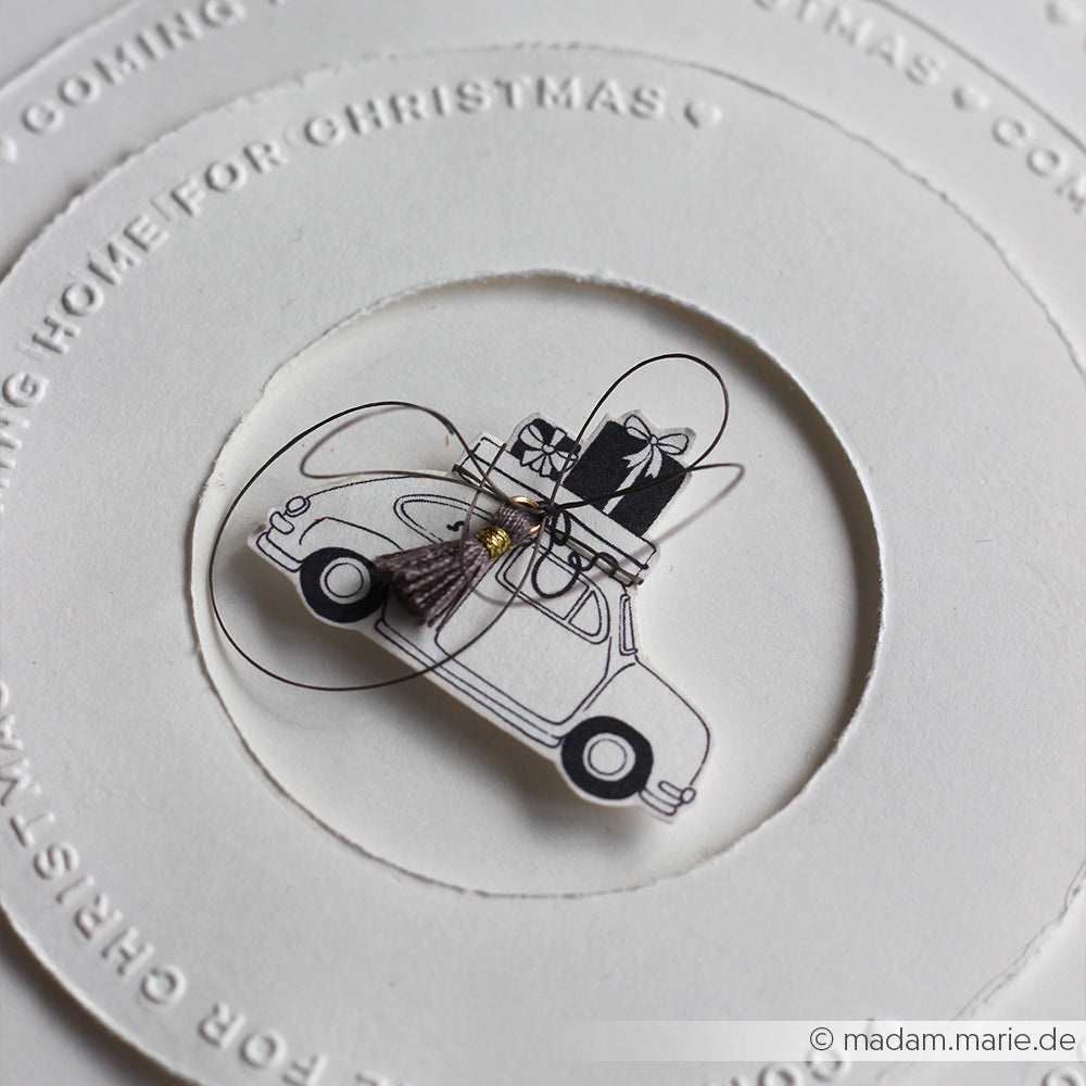 Illustration eines Autos mit Geschenken auf dem Dach, verziert mit Faden auf einer weißen runden Karte - ideal für Weihnachtskarten oder festliche Papierbasteleien mit Alexandra Renke Designpapier Weihnachten.