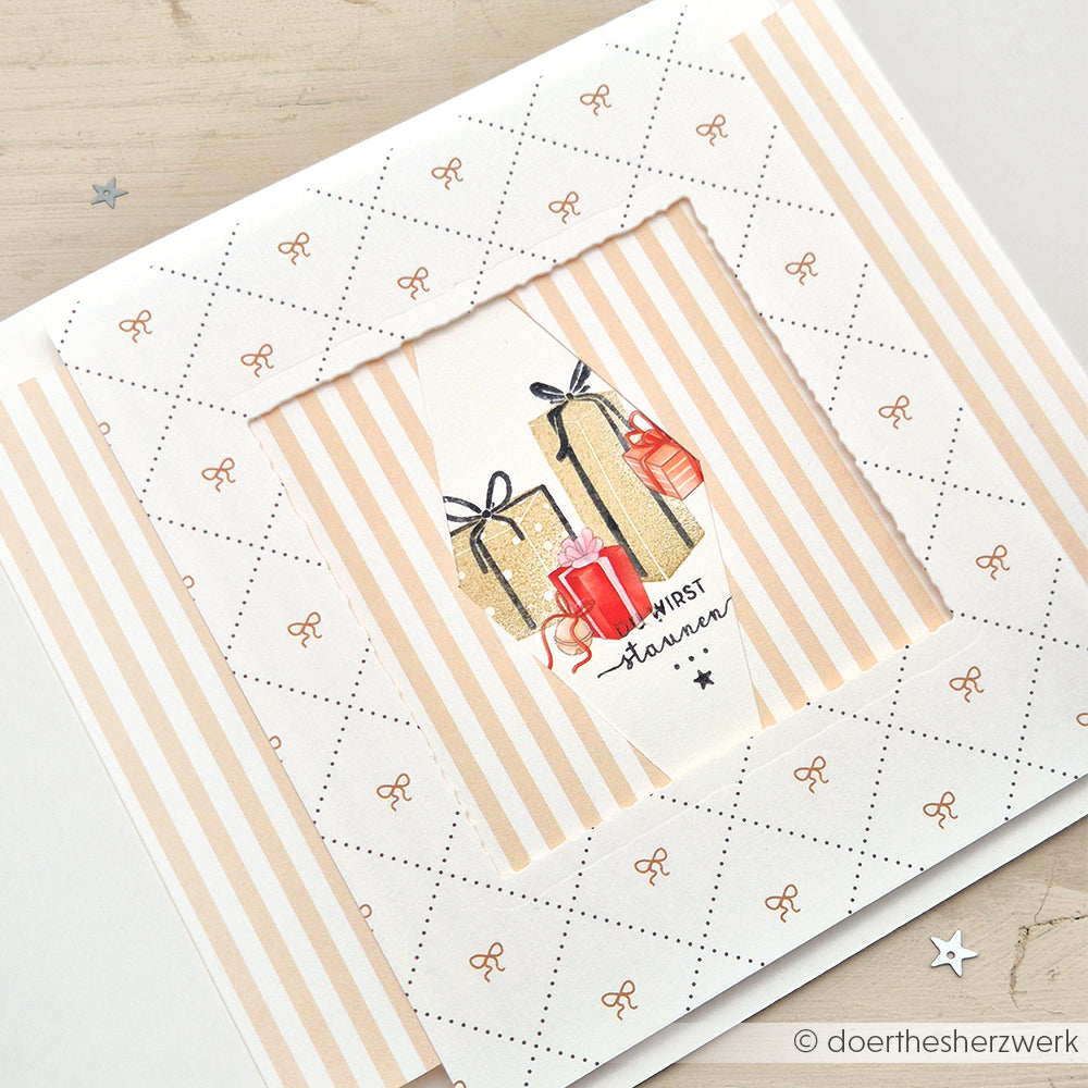Beige-gestreifte Grußkarte mit Geschenk-Illustrationen und "Du wirst staunen"-Text von Alexandra Renke - perfekt für Fans von Designpapier und Papierprojekten.