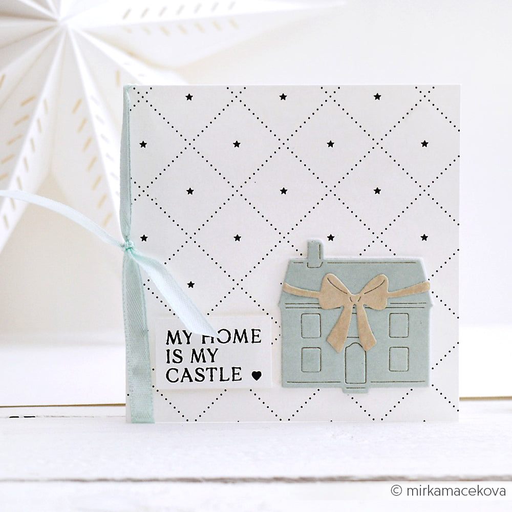 Quadratische Karte von Alexandra Renke mit Haus, Schleife und "MY HOME IS MY CASTLE" auf einem Karoraster Sterne klein Hintergrund - ideal für Papierprojekte, hergestellt mit hochwertigem Designpapier.