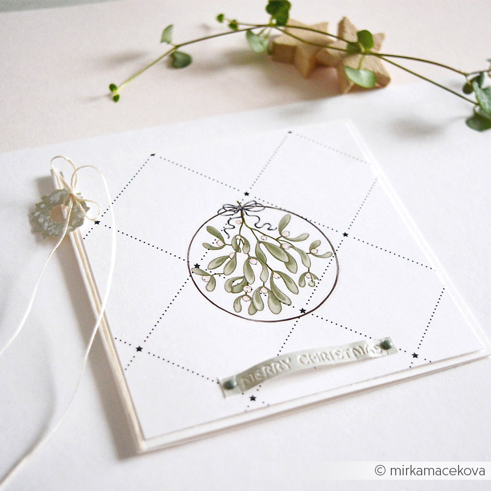 Quadratische Weihnachtskarte von Alexandra Renke aus Designpapier mit Mistelzweig, Text "Frohe Weihnachten", Schnur, einem Anhänger und kleinen Sternen - ideal für festliche Papierprojekte.
