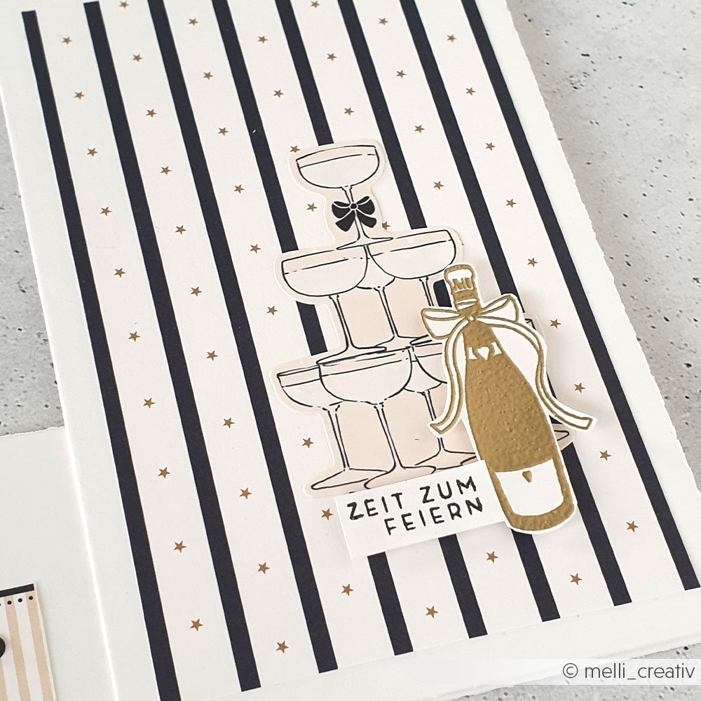 Die gestreifte Karte von Alexandra Renke aus Samtschwarz Designpapier zeigt Sektgläser, eine Flasche und den Schriftzug ZEIT ZUM FEIERN - ideal für kreative Papierprojekte.