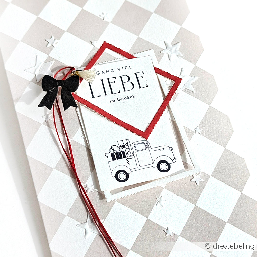 Alexandra Renke Grußkarte mit deutschem Text, rotem Rahmen, schwarzer Schleife und einem Oldtimer-LKW mit Geschenken - ideal für Papierprojekte oder in Kombination mit dem Kärtchenbogen Liebe im Gepäck.
