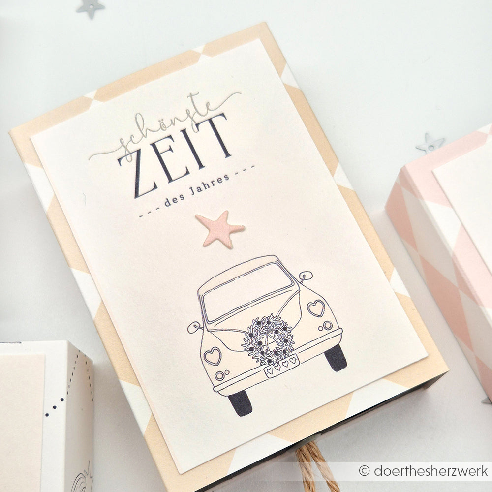 Eine Karte mit einem Auto, Herzen und "schönste ZEIT des Jahres", gestaltet mit Alexandra Renke Designpapier aus dem Kärtchenbogen Liebe im Gepäck und verziert mit einem rosa Stern.